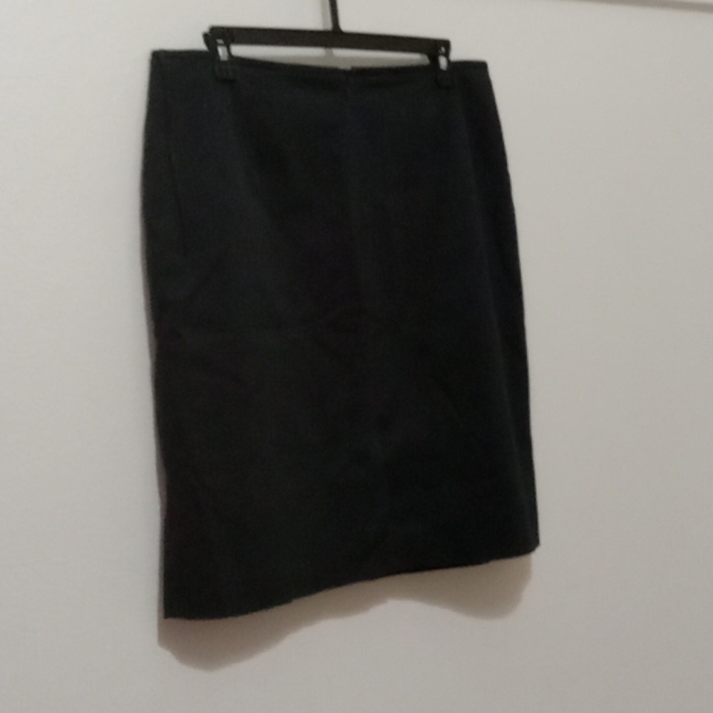 Classic Black Women's Skirt - Picture 2 of 4